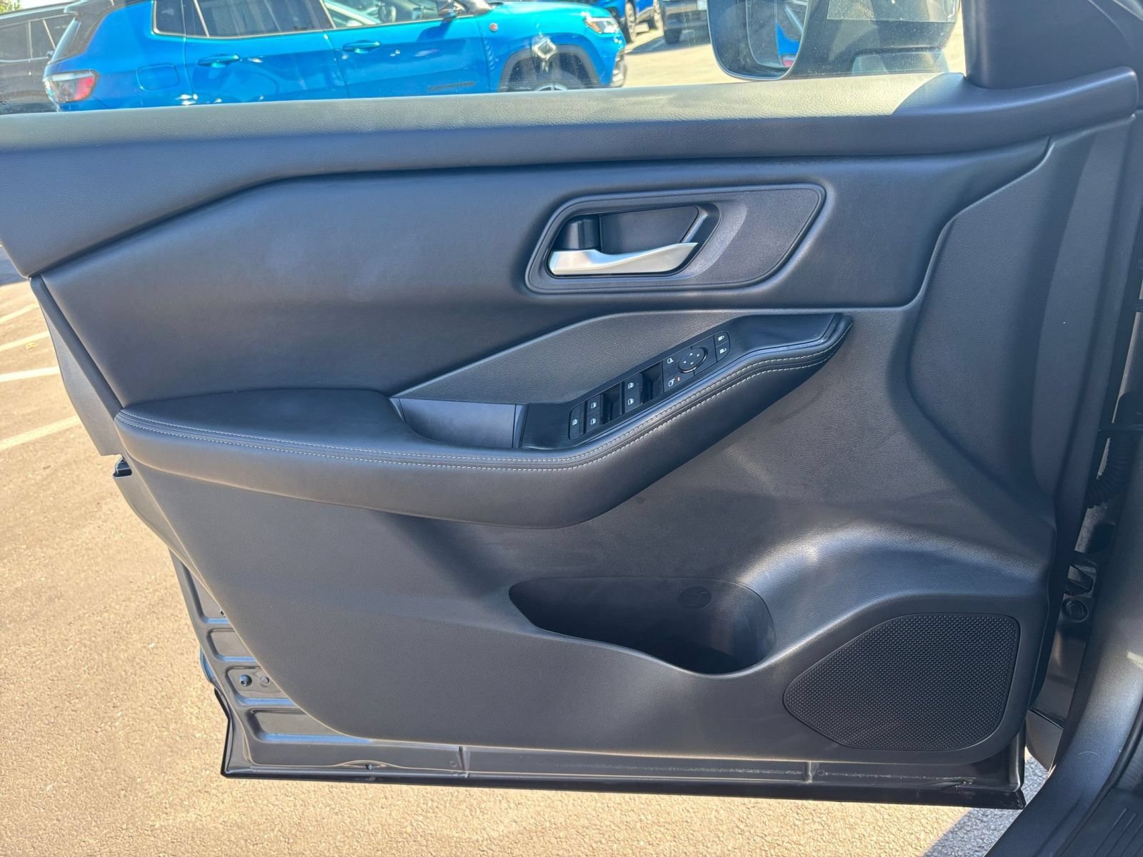 Used 2025 Nissan Rogue SV AWD/4WD image 18