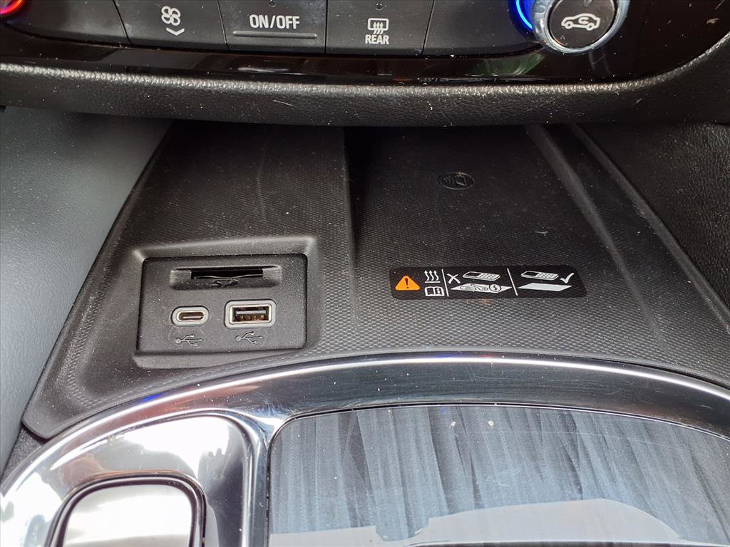 Used 2023 Buick Enclave Essence image 7