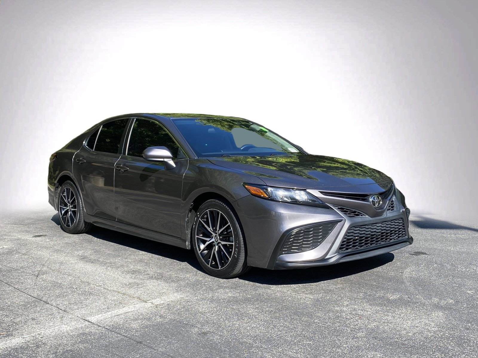 Used 2021 Toyota Camry SE FWD image 2