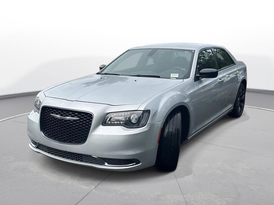 Used 2019 Chrysler 300 Touring w/ Sport Appearance Package RWD image 2