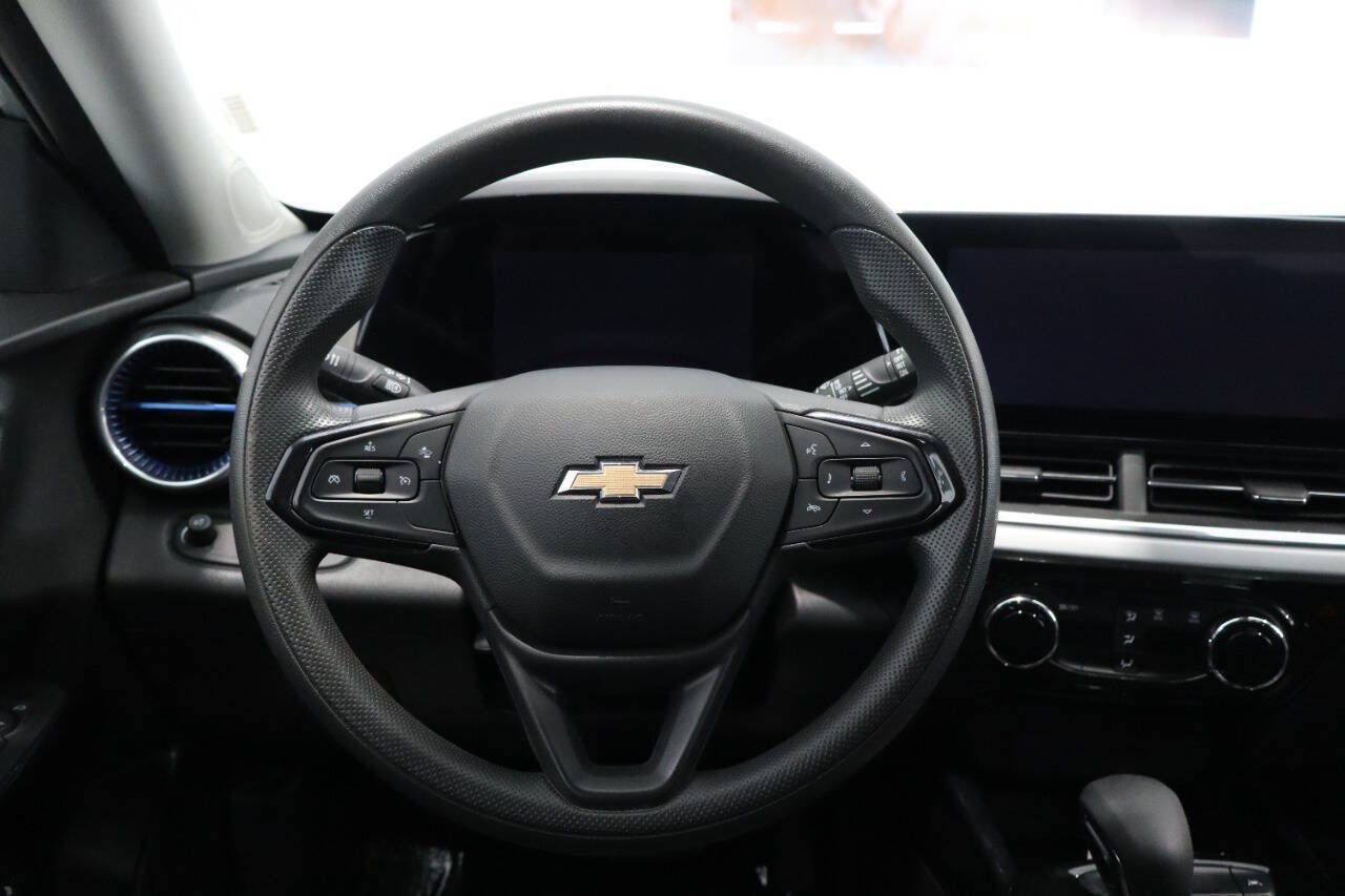 Used 2024 Chevrolet Trax LT FWD image 15