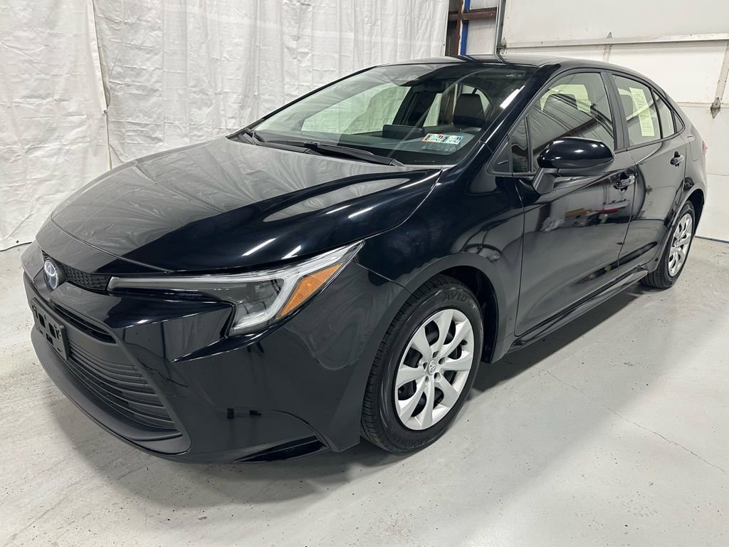 Used 2025 Toyota Corolla LE image 3