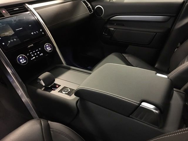 New 2024 Land Rover Discovery Dynamic SE image 12