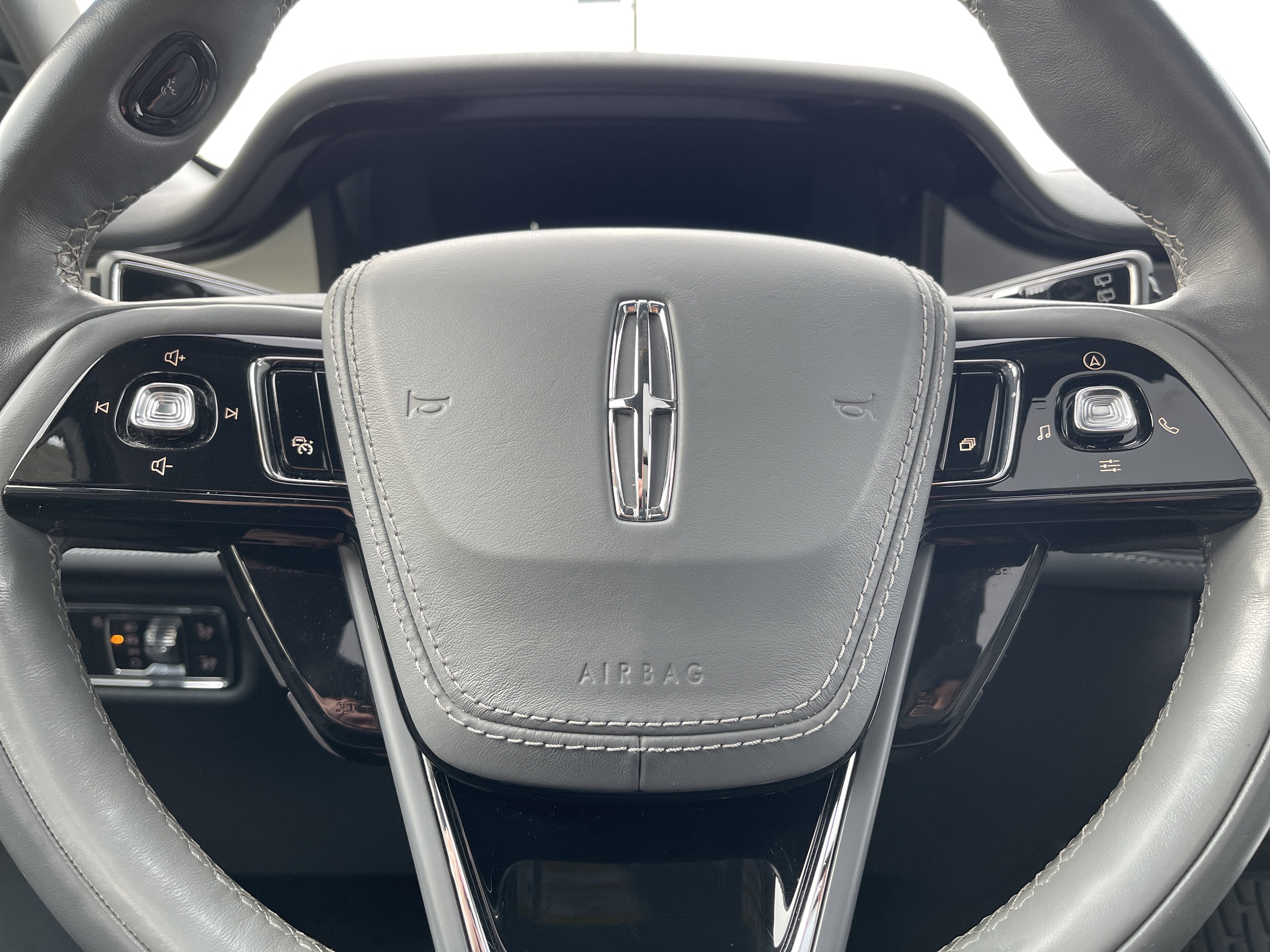 Used 2020 Lincoln Aviator Reserve w/ Equipment Group 202A image 16