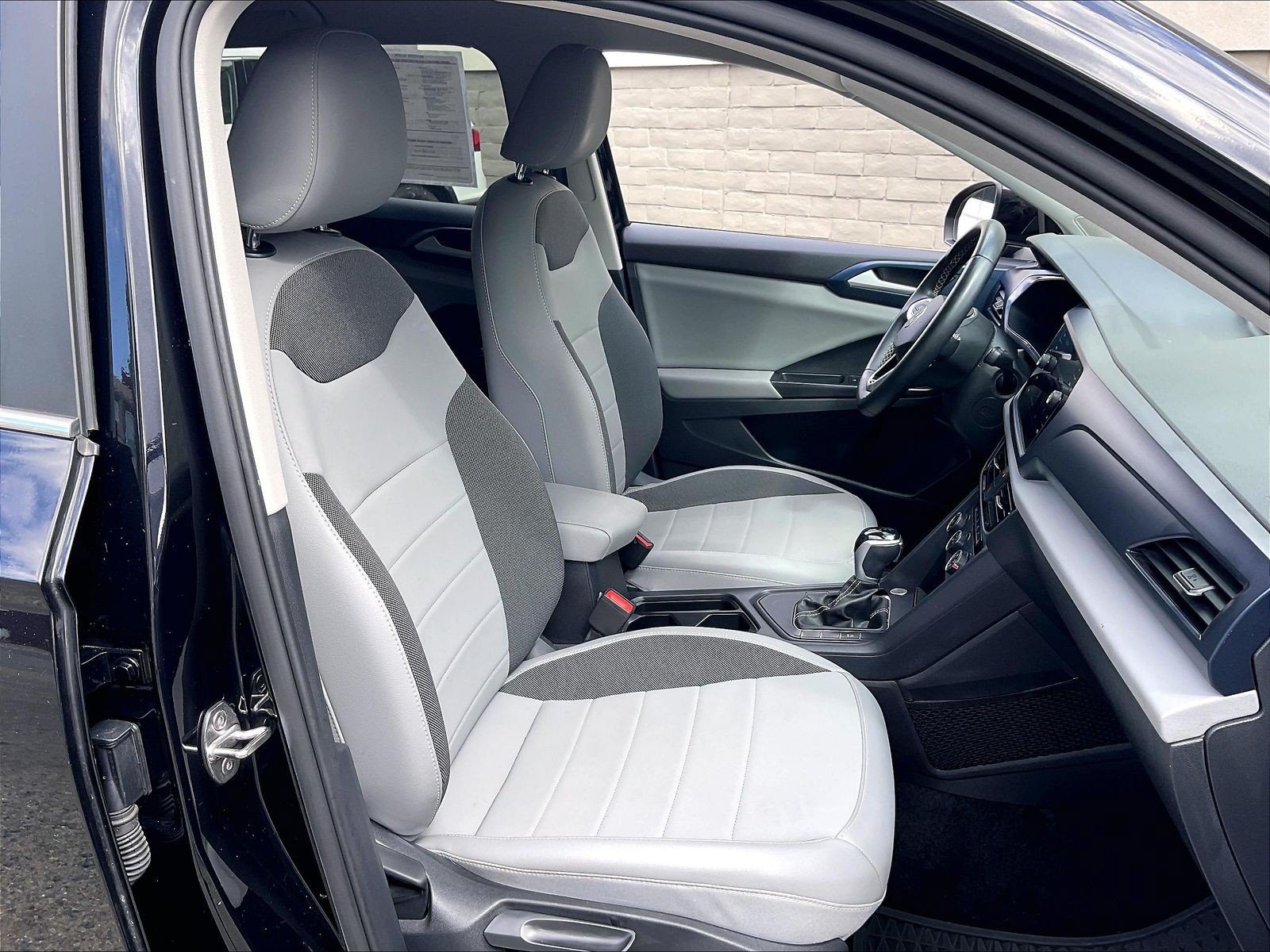 Certified 2022 Volkswagen Taos SE FWD image 6