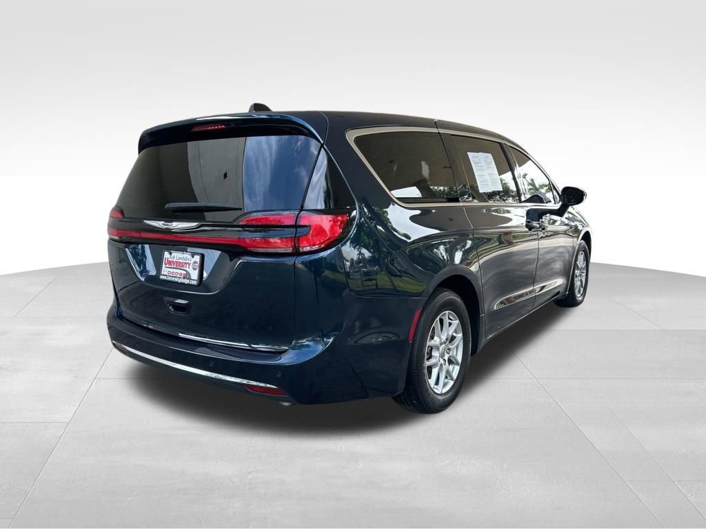 Used 2024 Chrysler Pacifica Touring-L FWD image 3