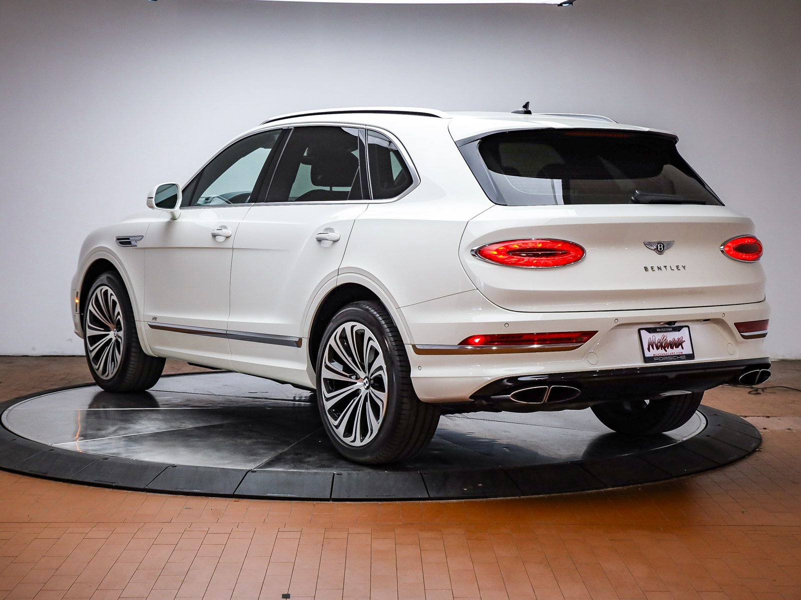 Used 2021 Bentley Bentayga image 2