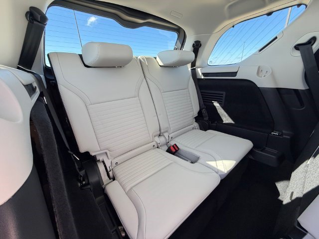 New 2026 Land Rover Discovery S AWD/4WD image 17