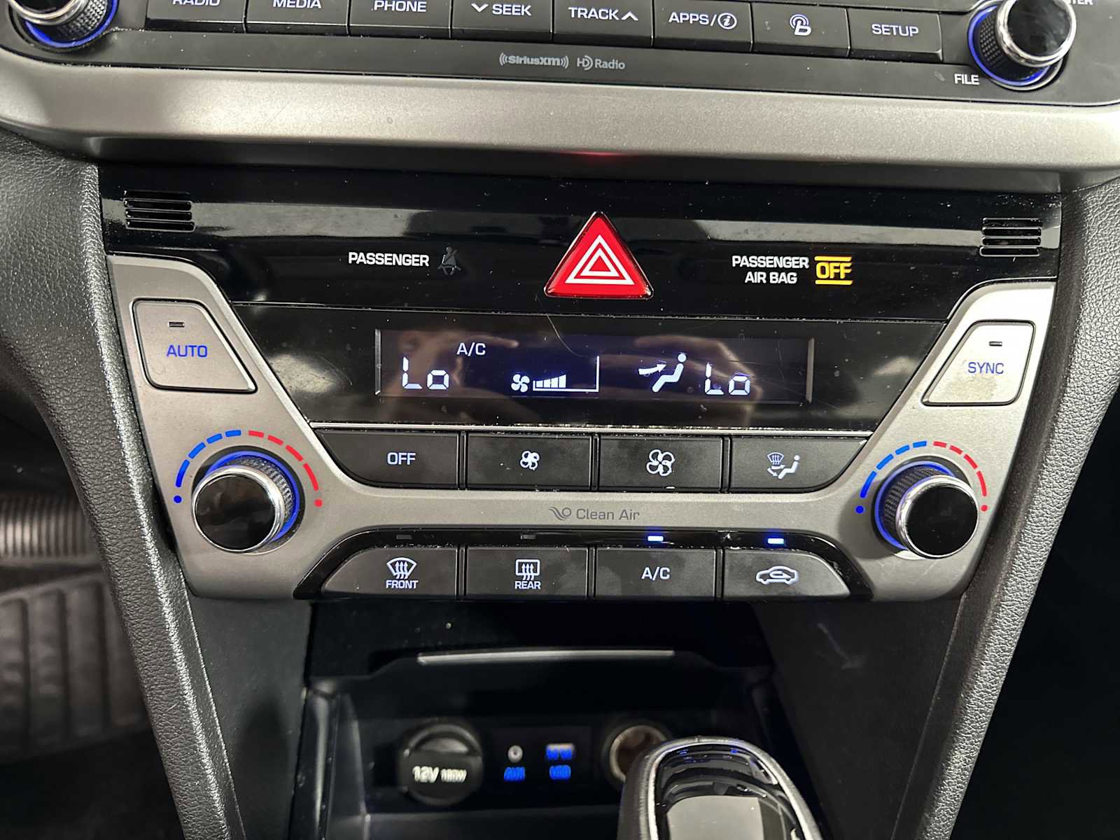 Used 2017 Hyundai Elantra Limited image 18