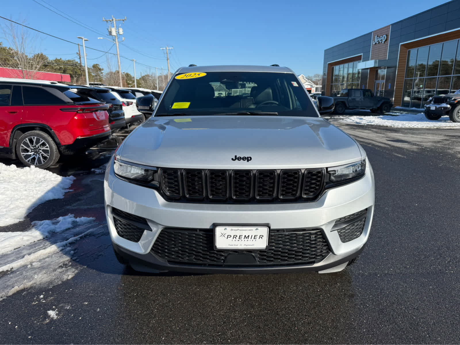 Used 2025 Jeep Grand Cherokee Altitude image 2