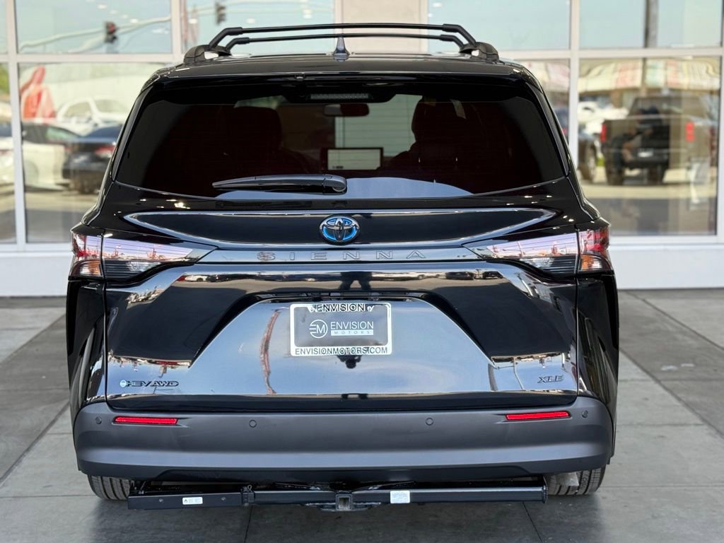 Certified 2025 Toyota Sienna XLE Woodland Edition image 11