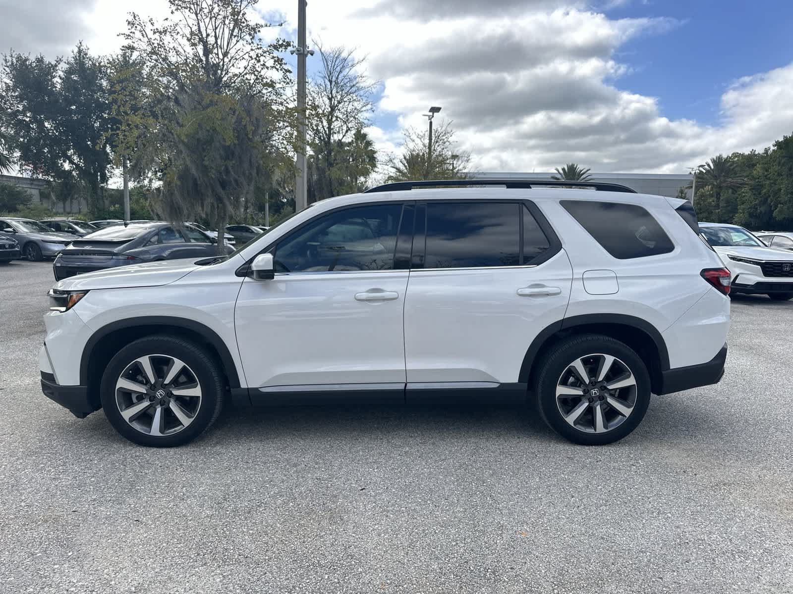 Certified 2025 Honda Pilot Touring image 3