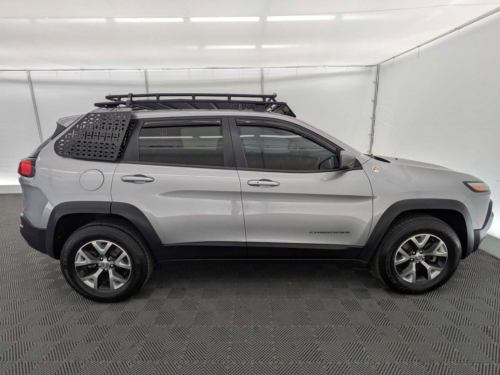 Used 2015 Jeep Cherokee Trailhawk w/ Comfort/Convenience Group AWD/4WD image 7