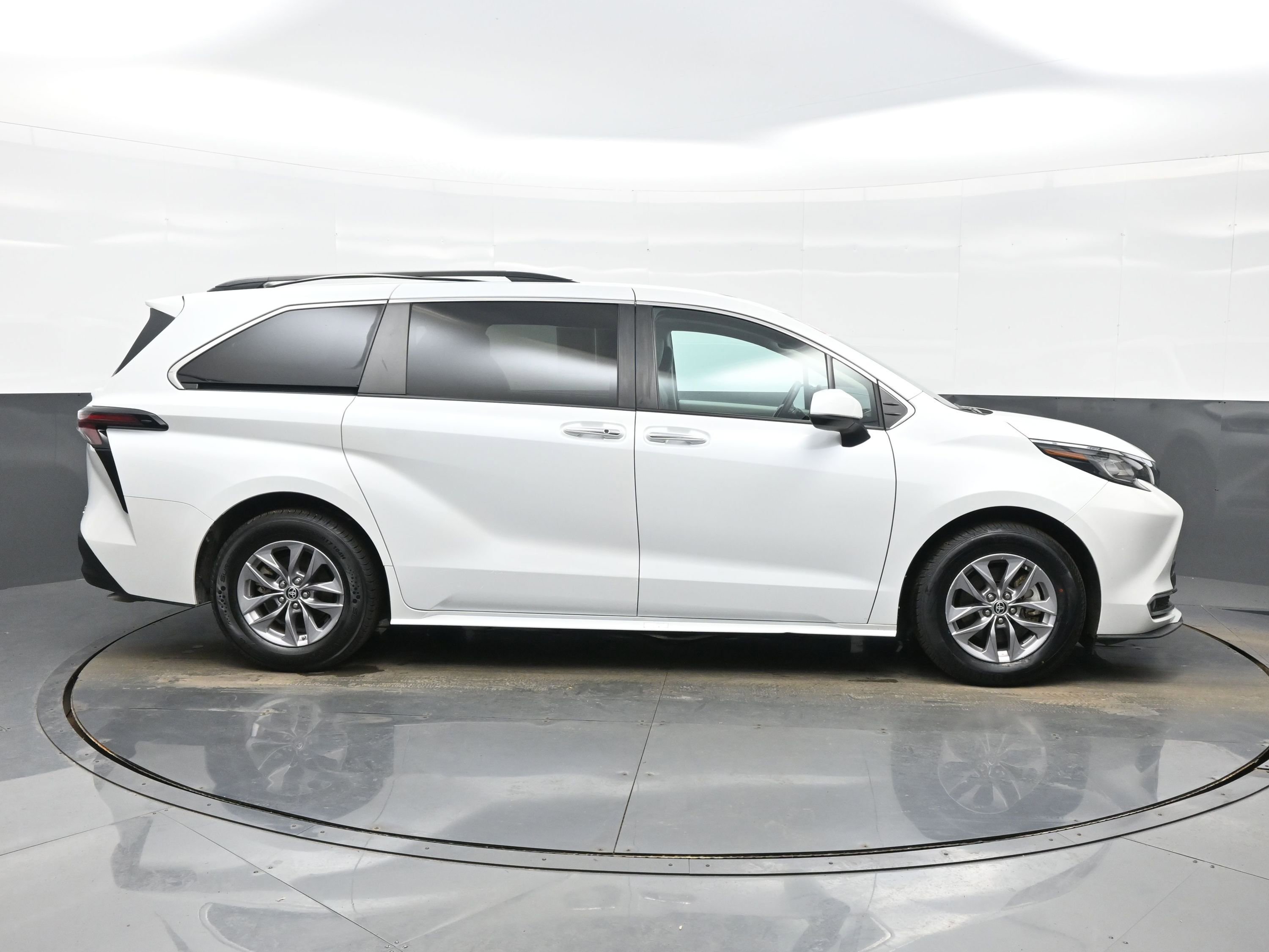 Used 2023 Toyota Sienna XLE image 7