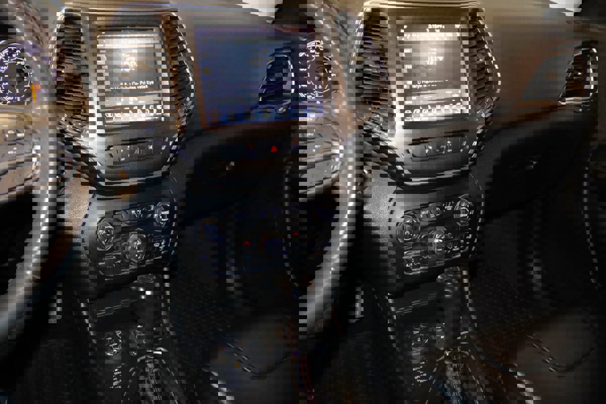 Used 2022 Jeep Cherokee Trailhawk w/ Trailer Tow Group image 41