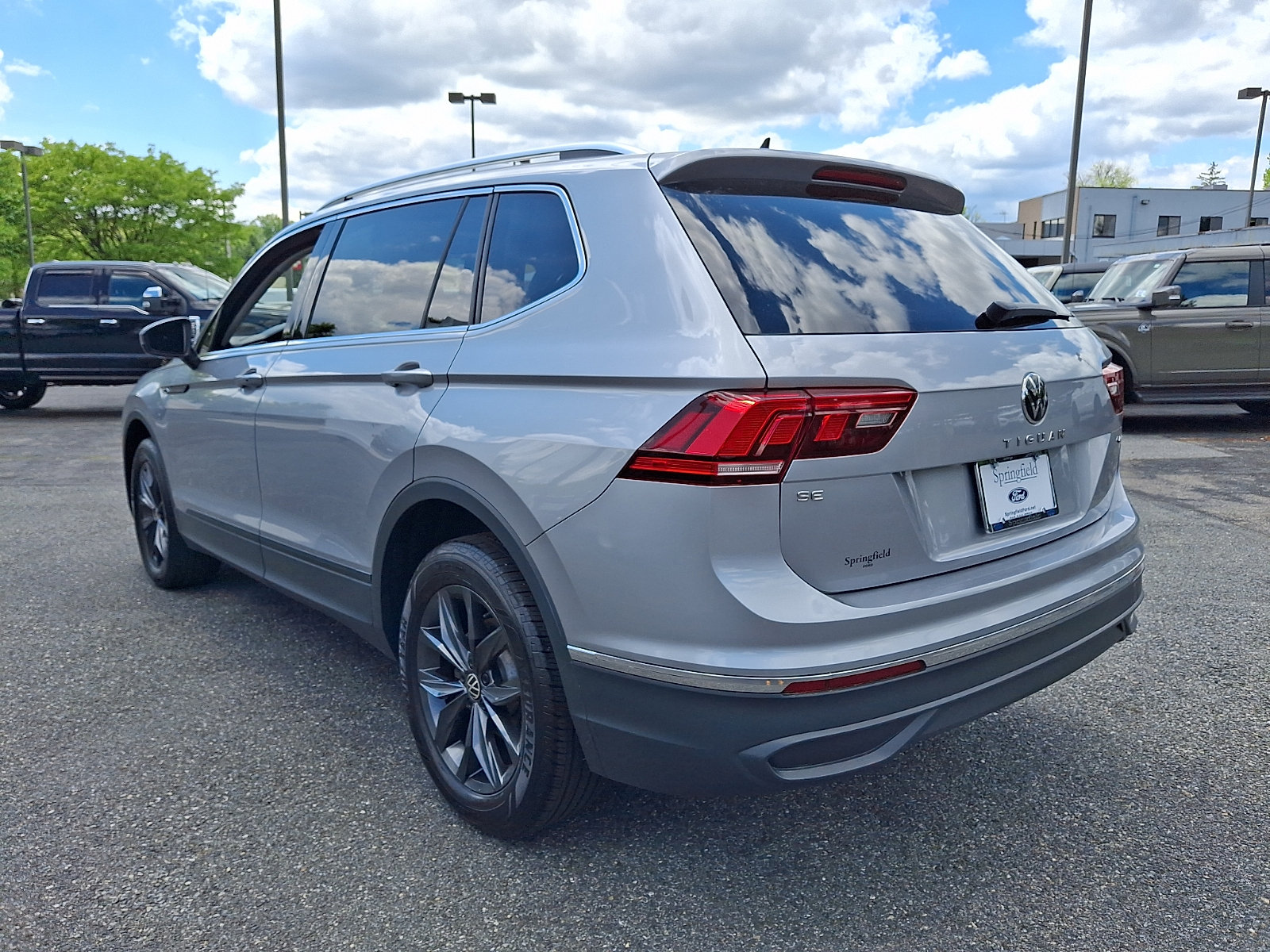 Used 2023 Volkswagen Tiguan SE AWD/4WD image 4