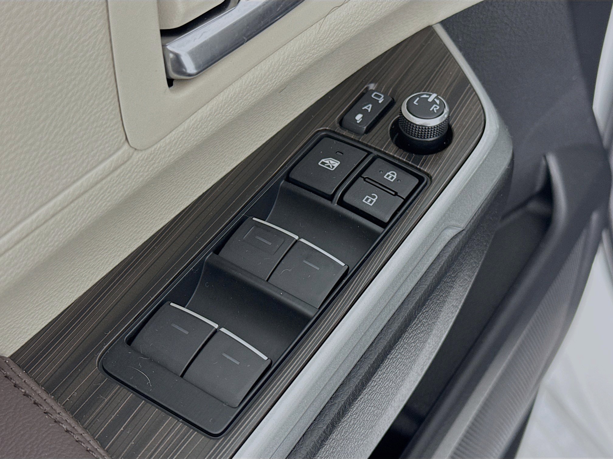 Used 2022 Toyota Sienna Platinum image 18