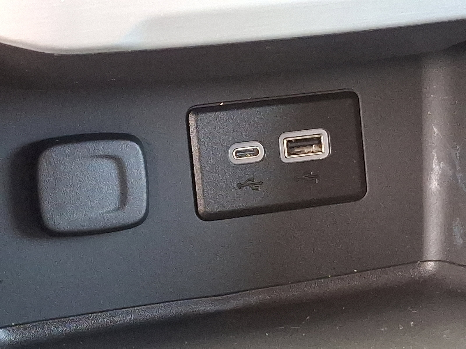 Used 2023 GMC Acadia SLE image 25