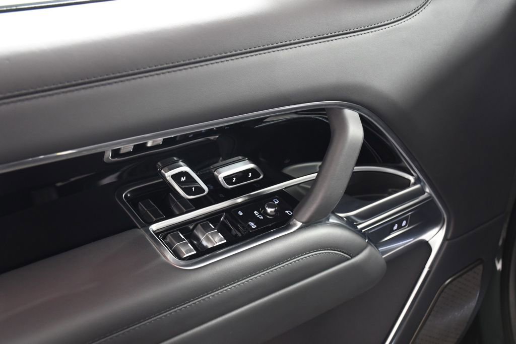 Used 2025 Land Rover Range Rover Autobiography AWD/4WD image 15