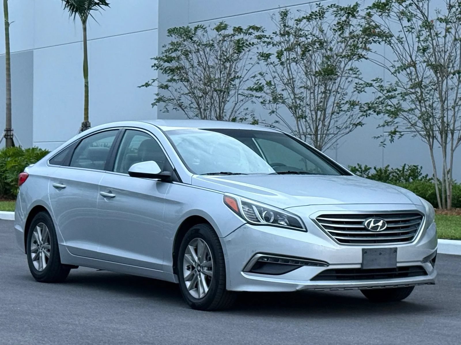 Used 2015 Hyundai Sonata SE FWD image 1