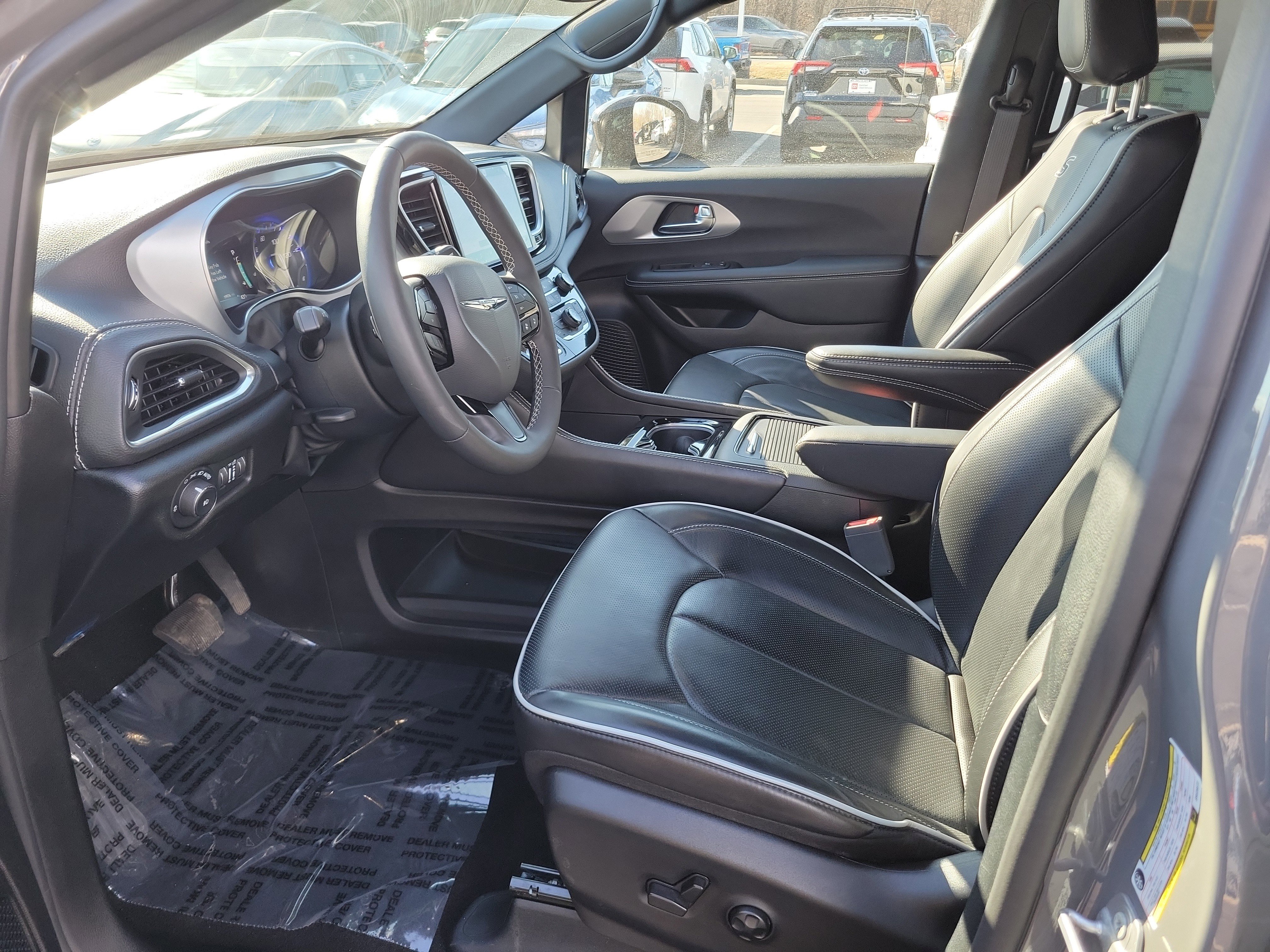 Used 2025 Chrysler Pacifica Limited image 10