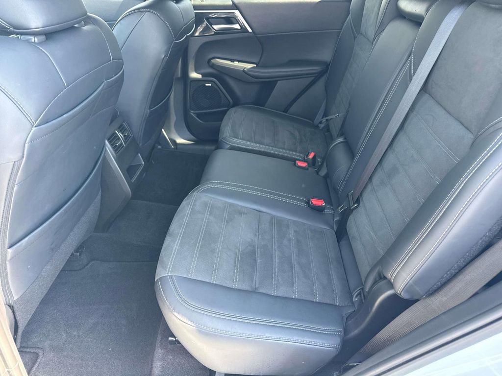 Used 2025 Mitsubishi Outlander SE image 10