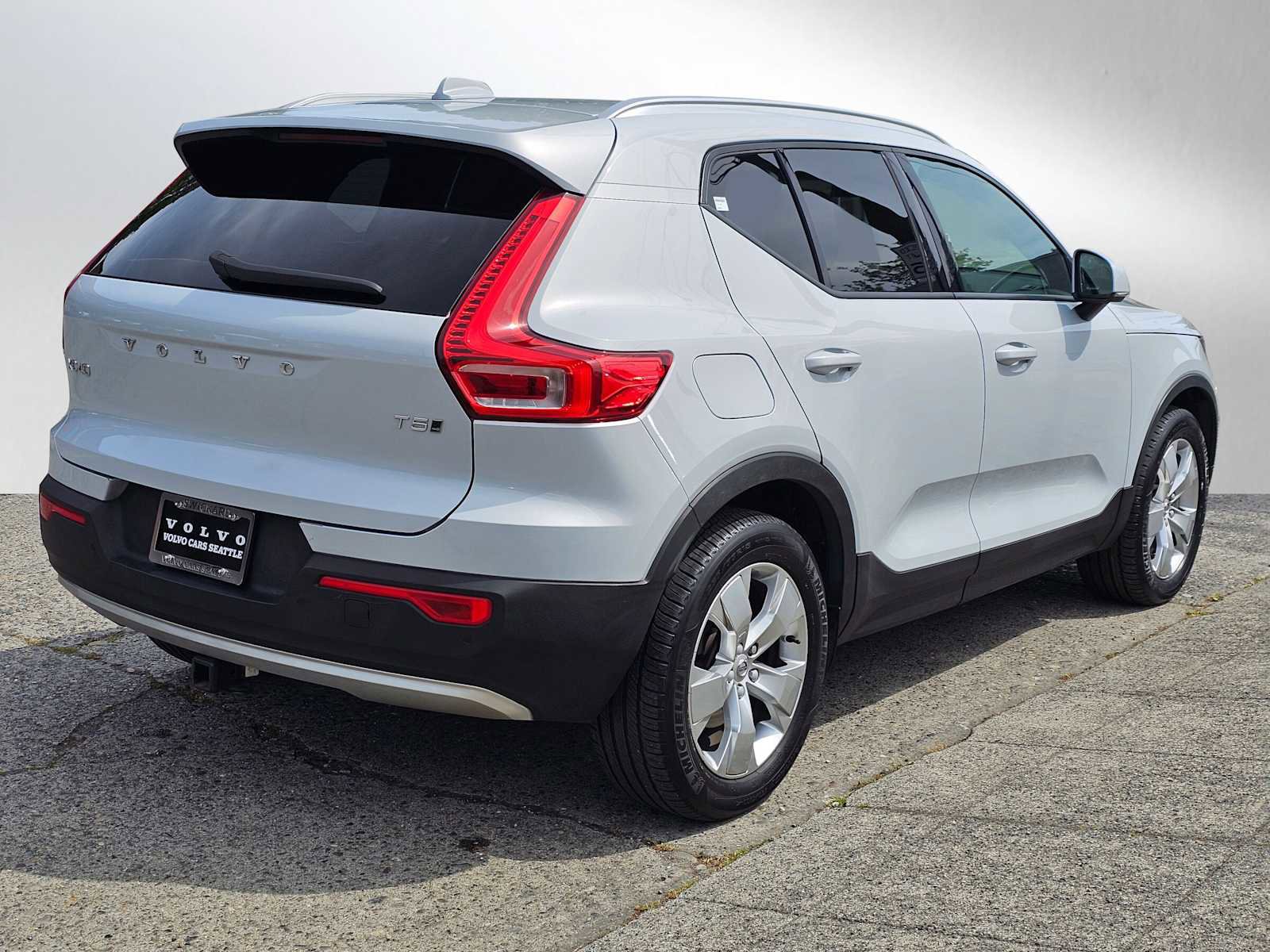 Used 2021 Volvo XC40 T5 Momentum w/ Protection Package Premier AWD/4WD image 3
