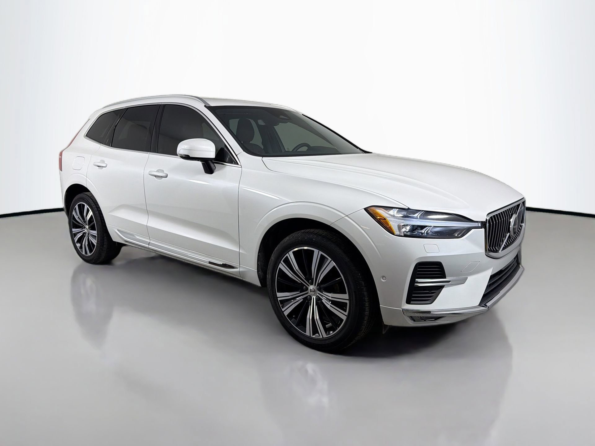 Certified 2023 Volvo XC60 B5 Ultimate w/ Climate Package FWD image 3