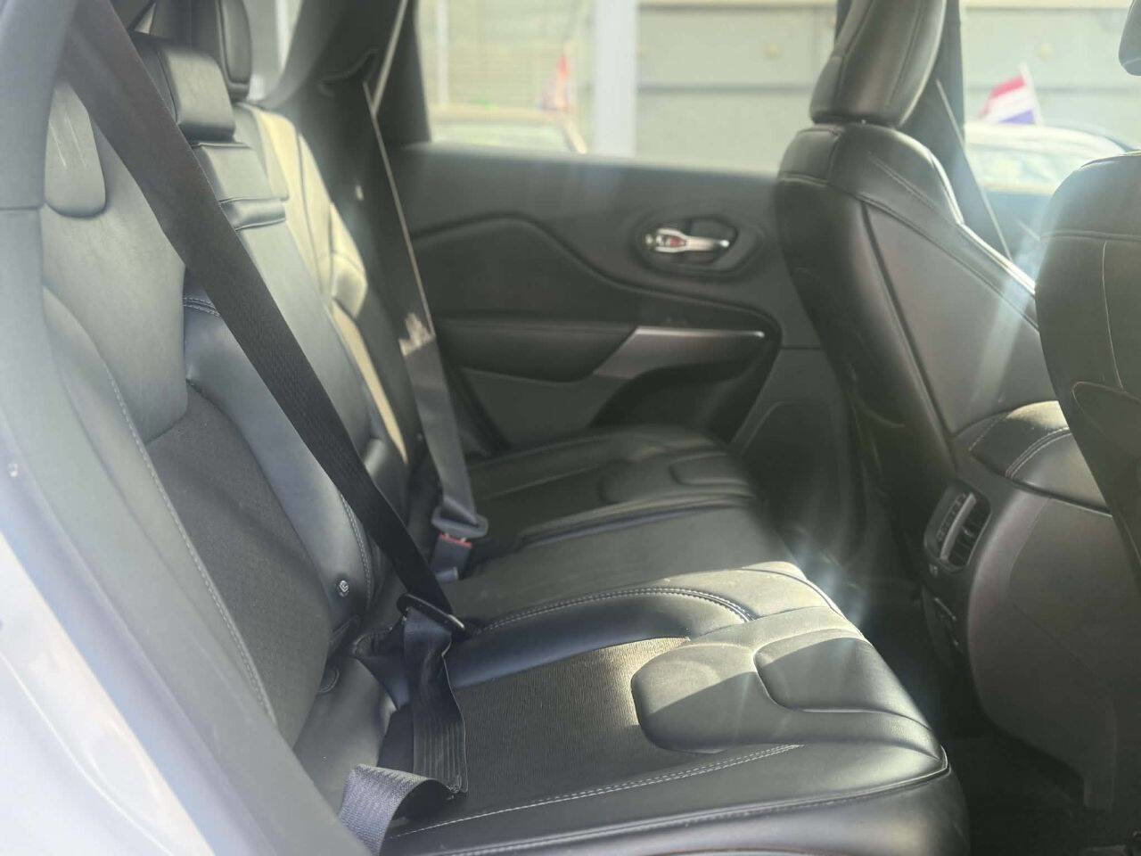 Used 2019 Jeep Cherokee Latitude Plus AWD/4WD image 16