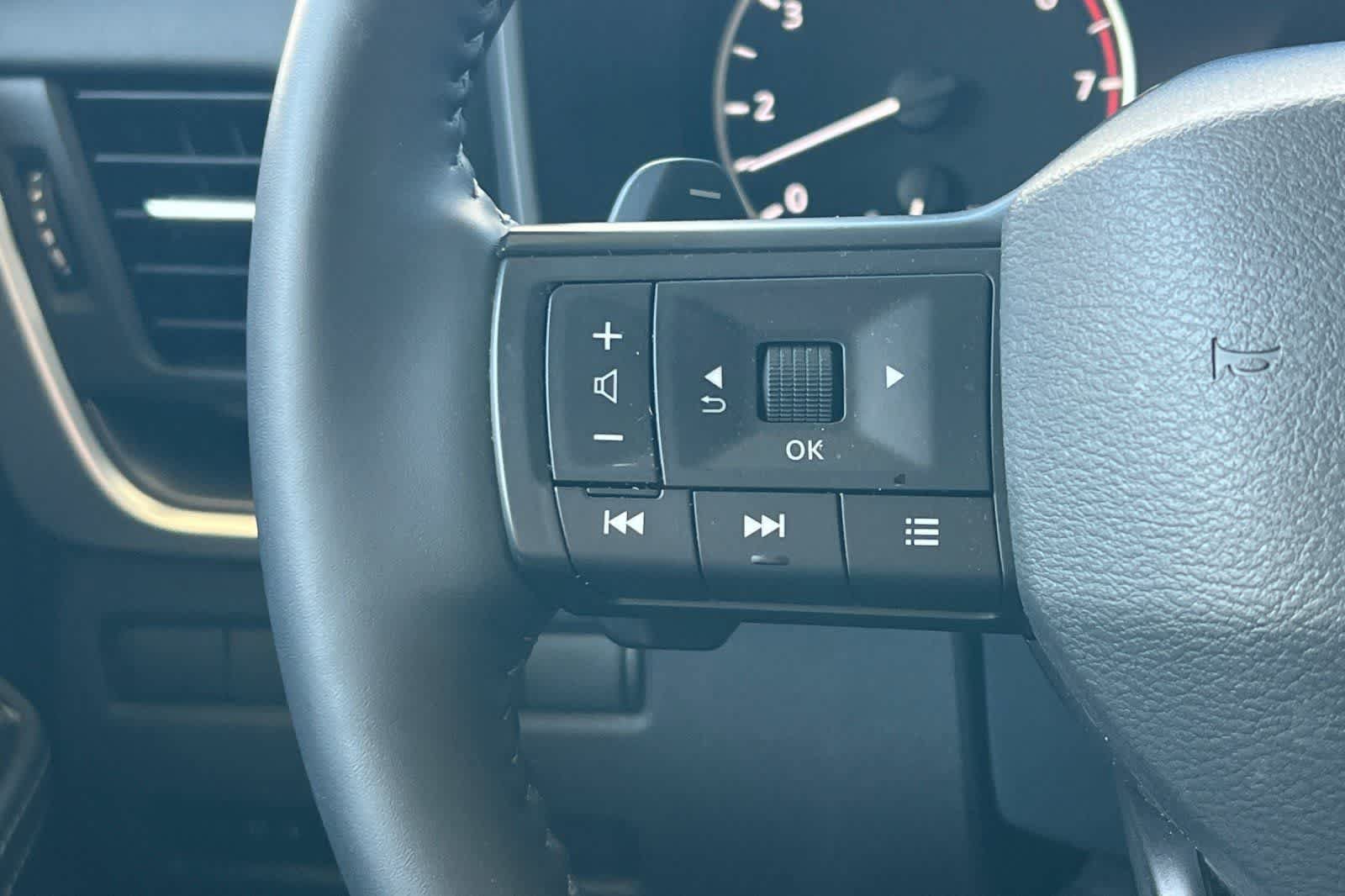 Used 2025 Nissan Rogue SV w/ SV Premium Package FWD image 31
