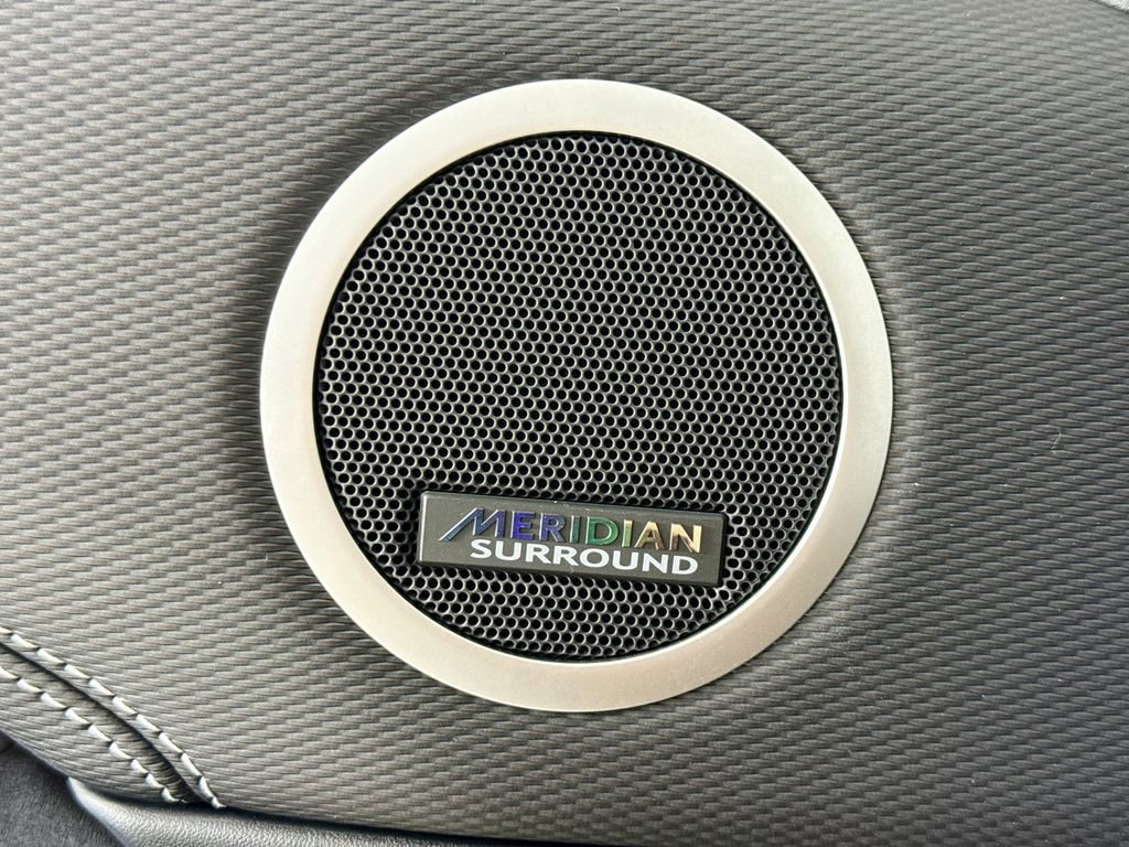 Used 2025 Land Rover Discovery Dynamic SE image 23