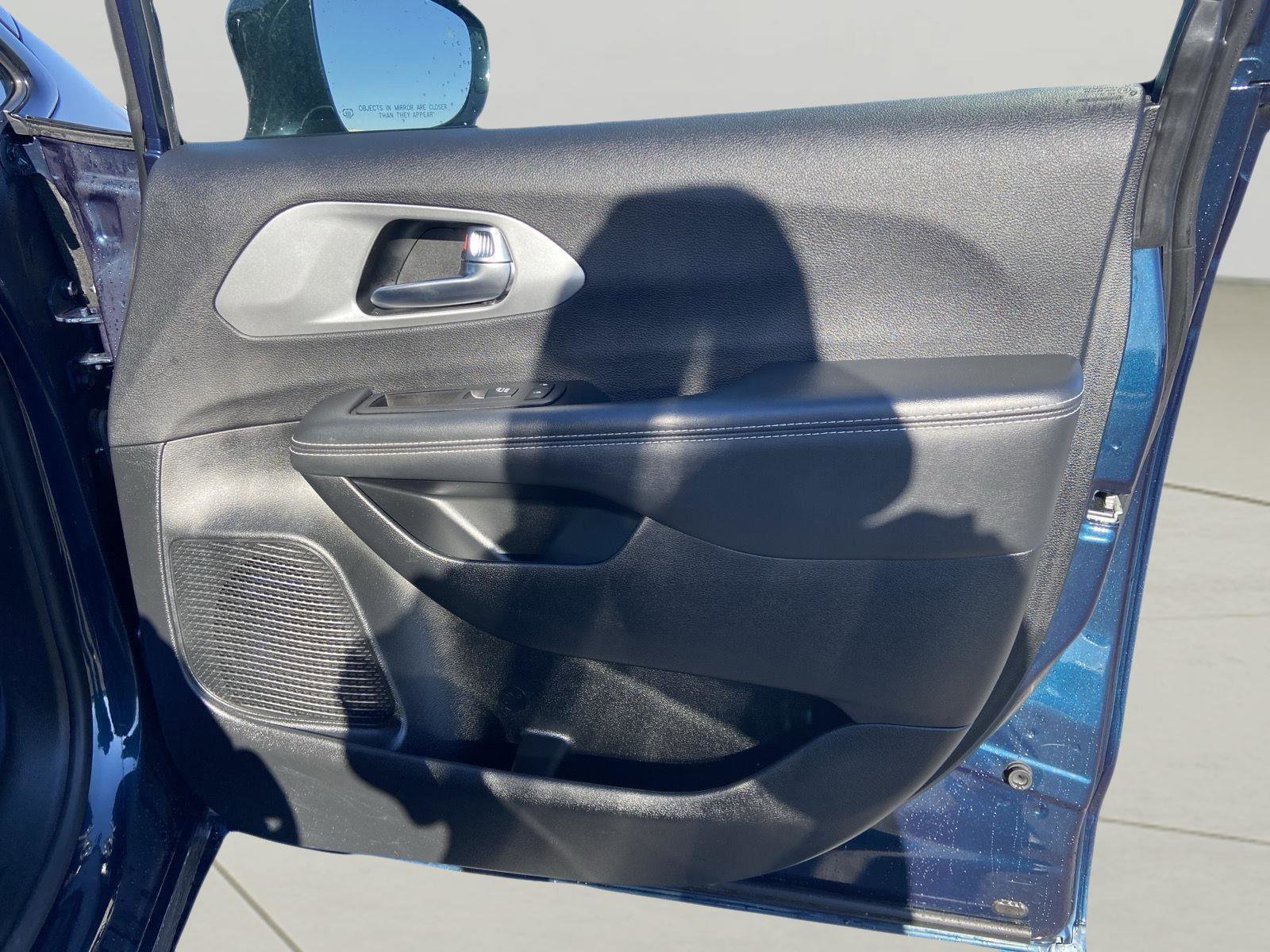 Used 2025 Chrysler Pacifica Limited image 45