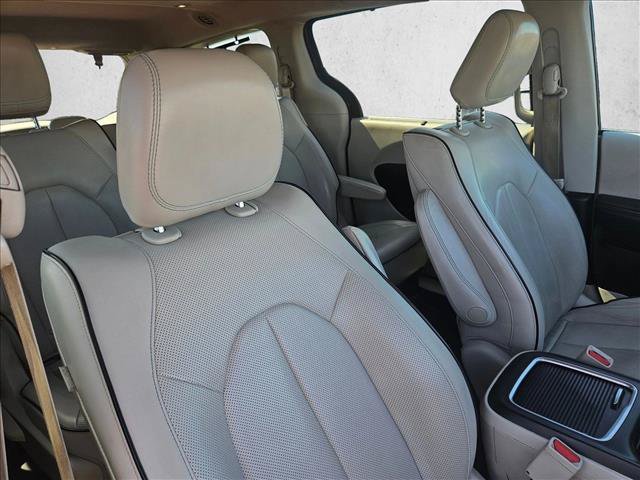 Used 2018 Chrysler Pacifica Limited w/ Advanced Safetytec Group FWD image 14