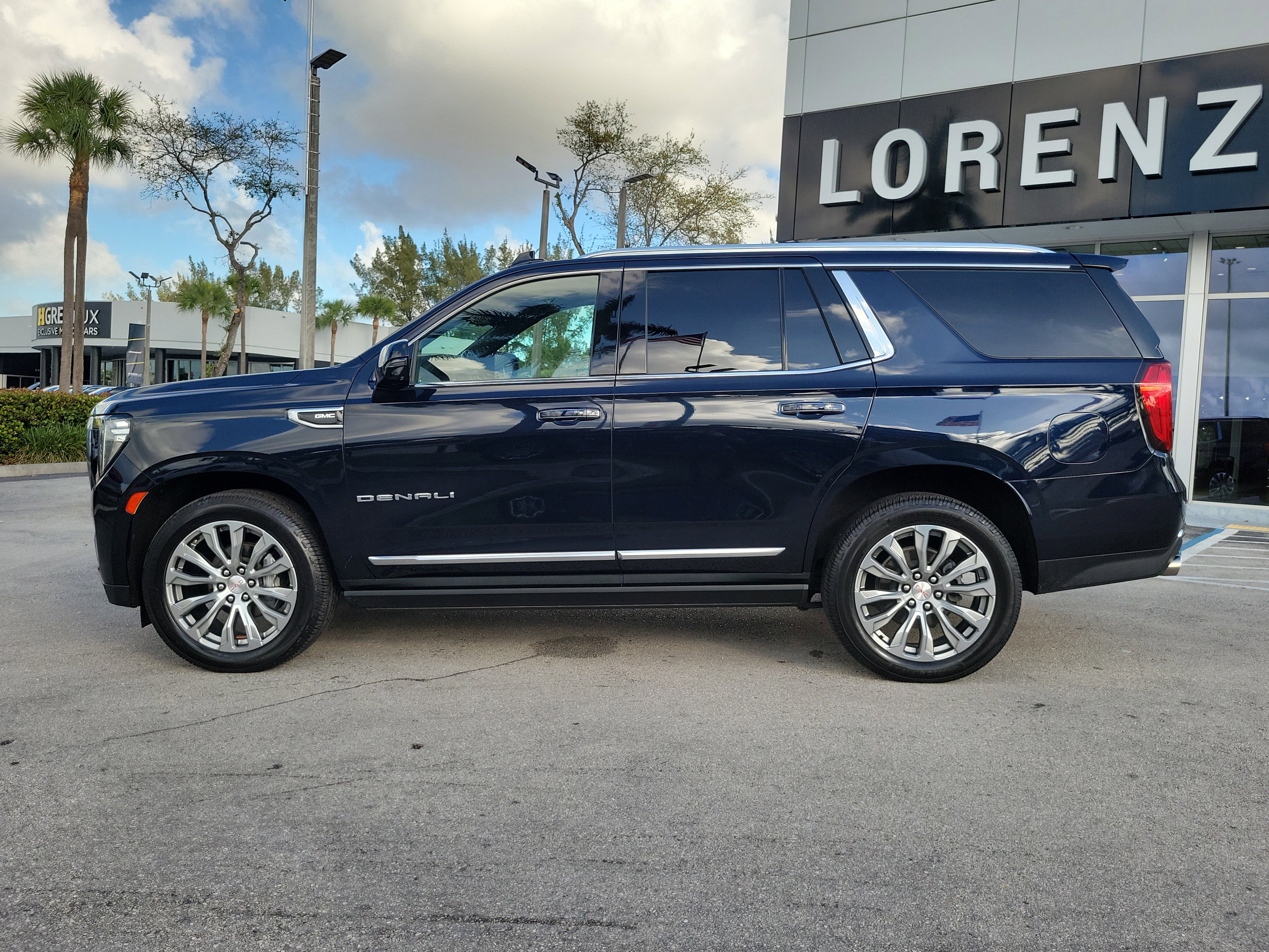 Used 2021 GMC Yukon Denali w/ Denali Premium Package image 8