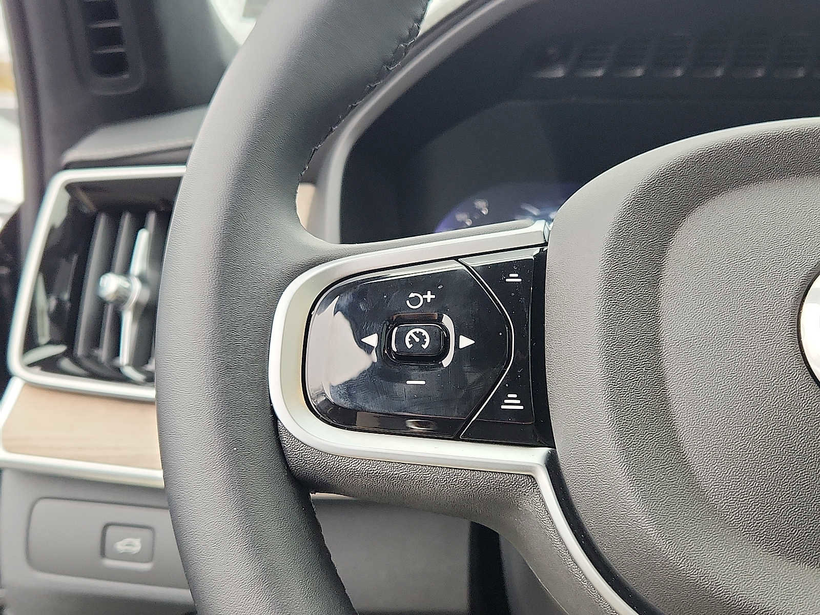 Used 2026 Volvo XC90 B6 Ultra w/ Lounge Package image 19