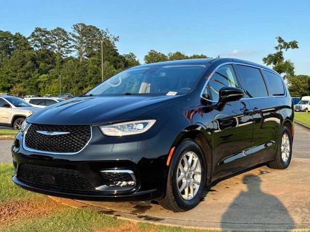 Used 2024 Chrysler Pacifica Touring-L FWD image 3
