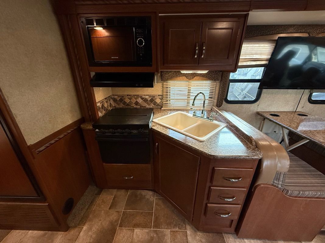 Used 2015 Ford E-450 and Econoline 450 Super Duty w/ Motorhome Prep Package image 25