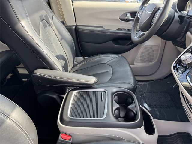 Used 2022 Chrysler Pacifica Touring-L image 6