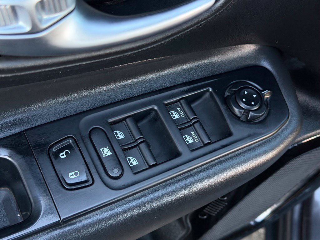 Used 2018 Jeep Renegade Altitude w/ UConnect 8.4 Nav Group FWD image 20