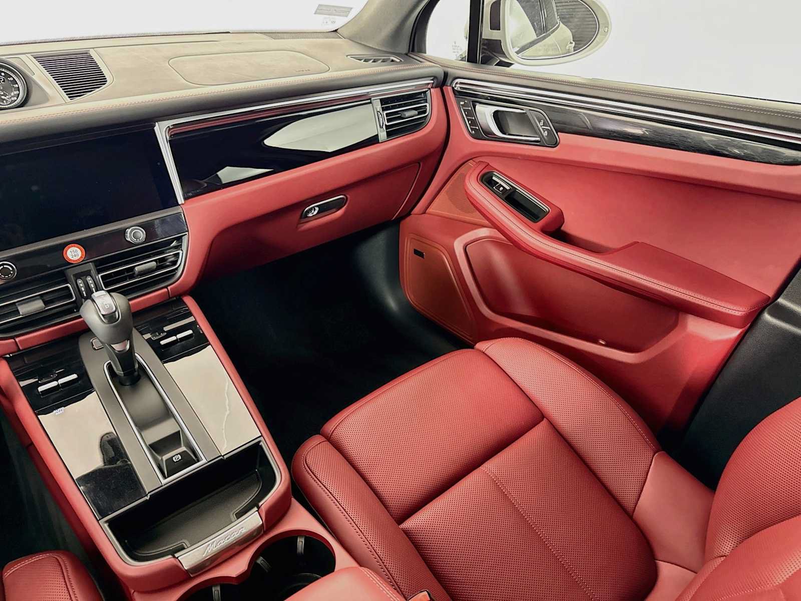 Certified 2025 Porsche Macan AWD/4WD image 25
