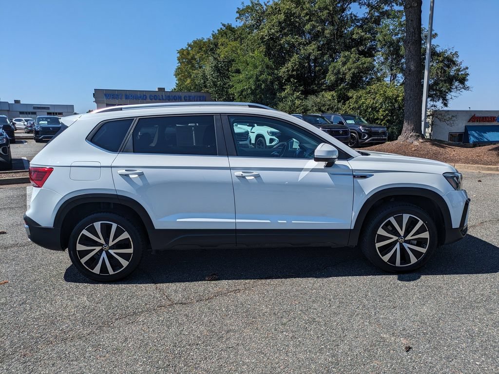 Used 2024 Volkswagen Taos SE FWD image 3