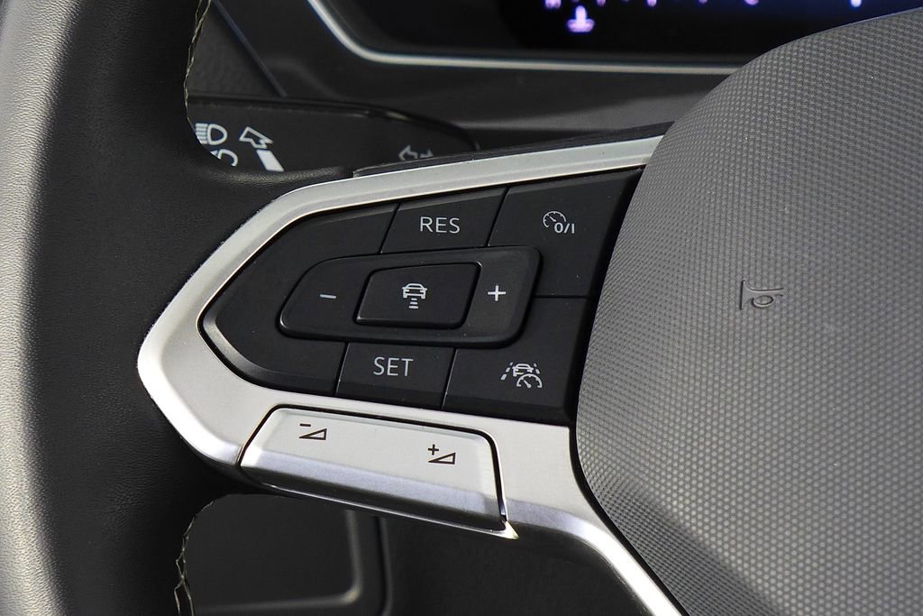 Used 2024 Volkswagen Tiguan SE w/ Panoramic Sunroof Package image 30