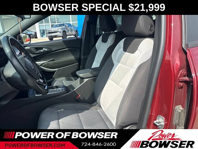 Used 2024 Chevrolet Trax RS FWD image 2