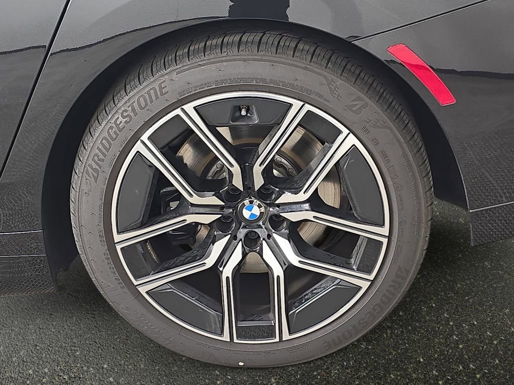 Used 2025 BMW 740i xDrive AWD/4WD image 38