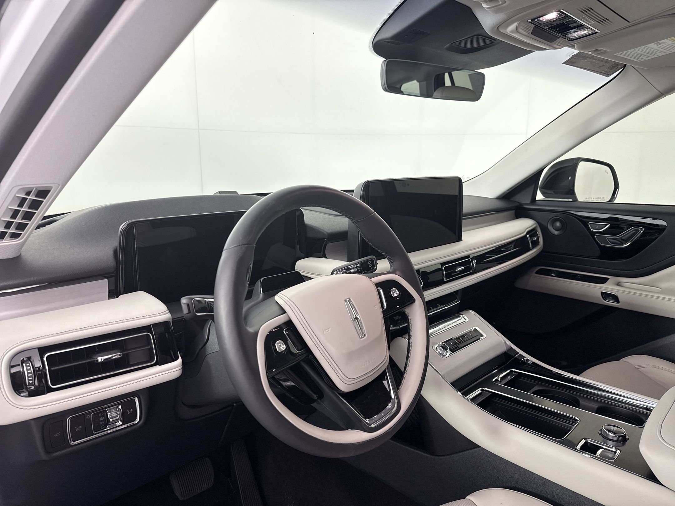 Used 2025 Lincoln Aviator Reserve w/ Illumination Package image 4