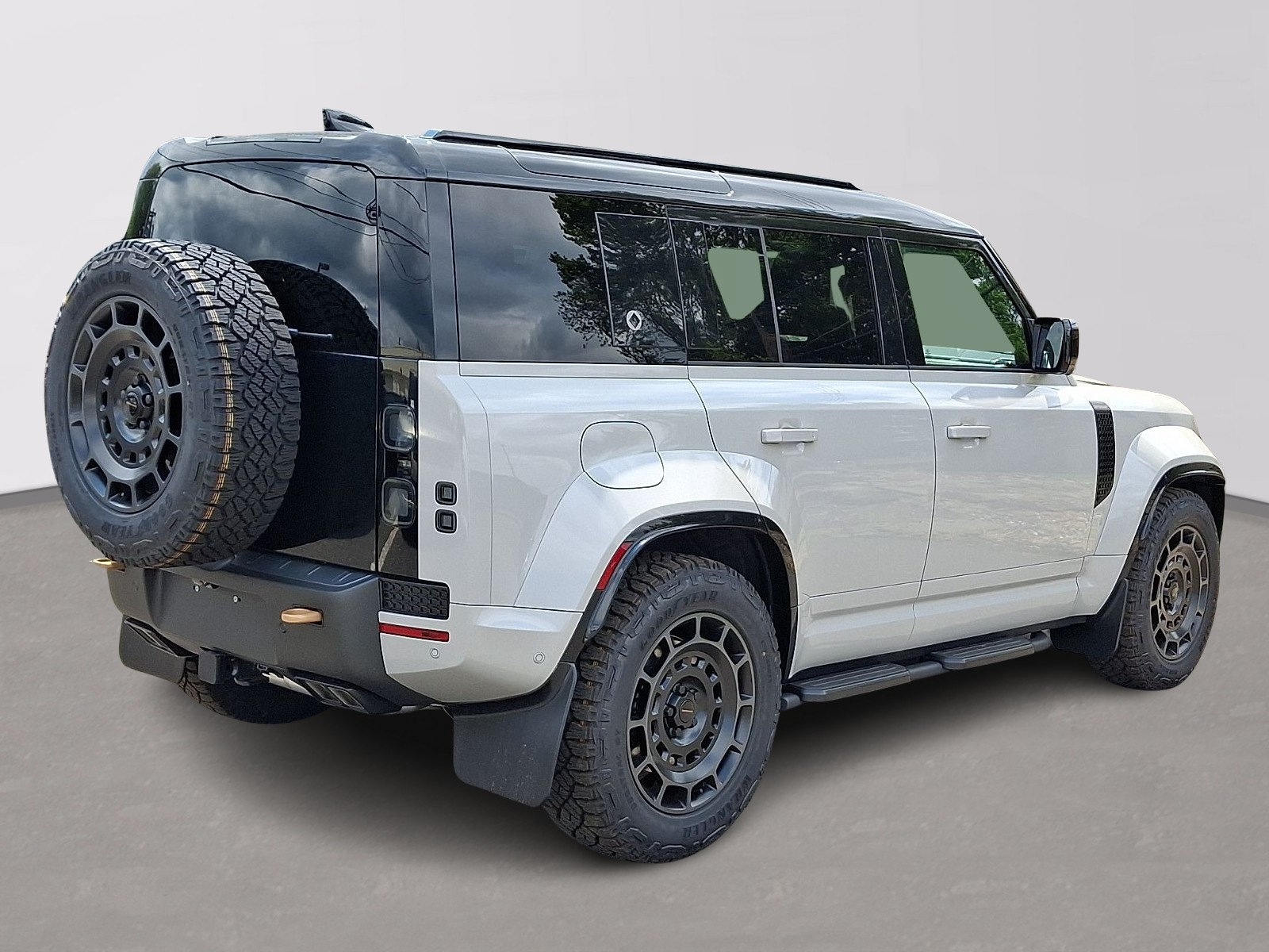 New 2026 Land Rover Defender 110 OCTA AWD/4WD image 3
