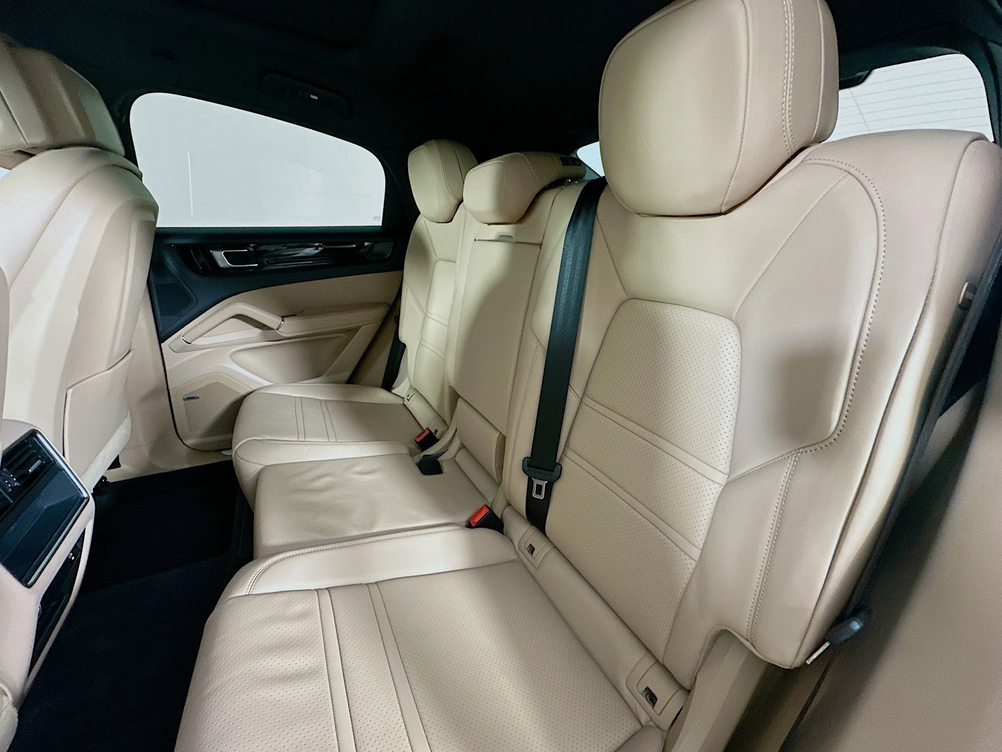 Used 2021 Porsche Cayenne Coupe image 32