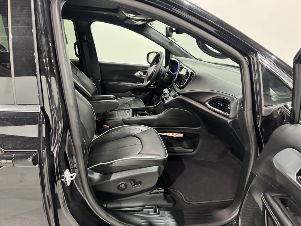 Used 2026 Chrysler Pacifica Limited FWD image 22