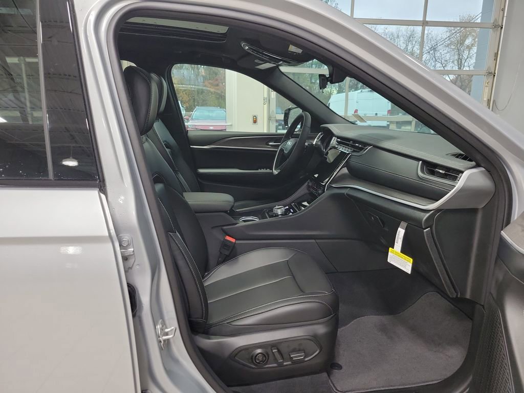 New 2025 Jeep Grand Cherokee L Limited w/ Trailer Tow Package image 11