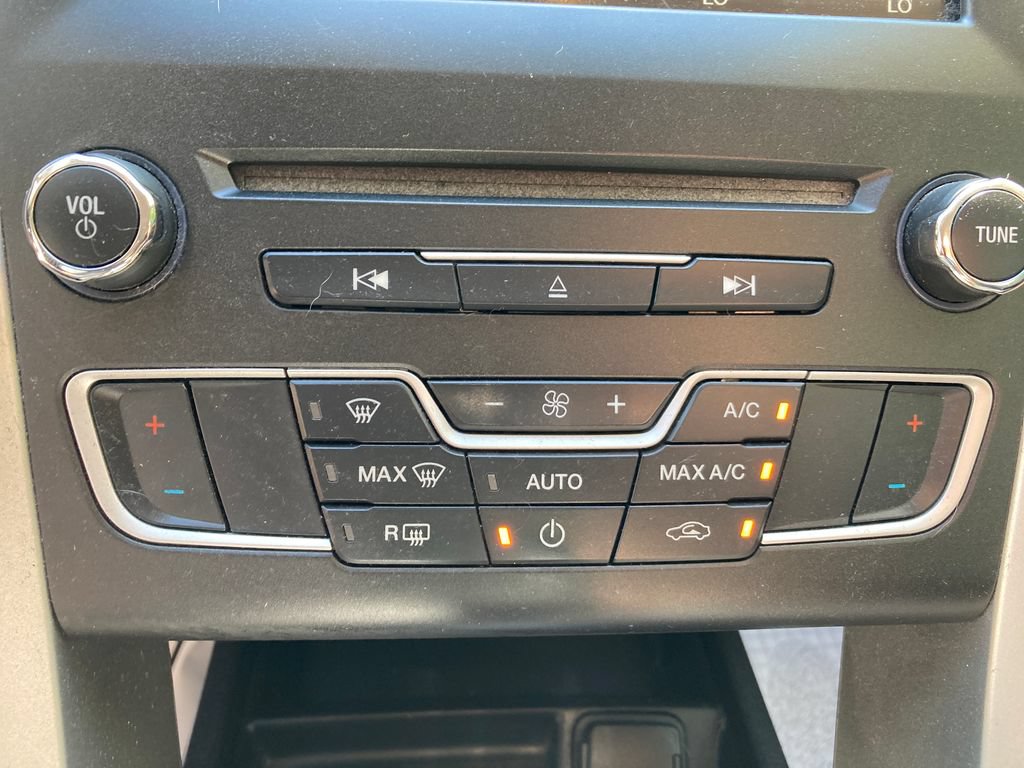 Used 2016 Ford Fusion SE FWD image 25